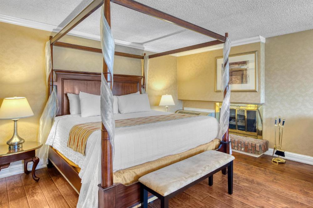 King Suite with Jetted Tub and Fireplace interior